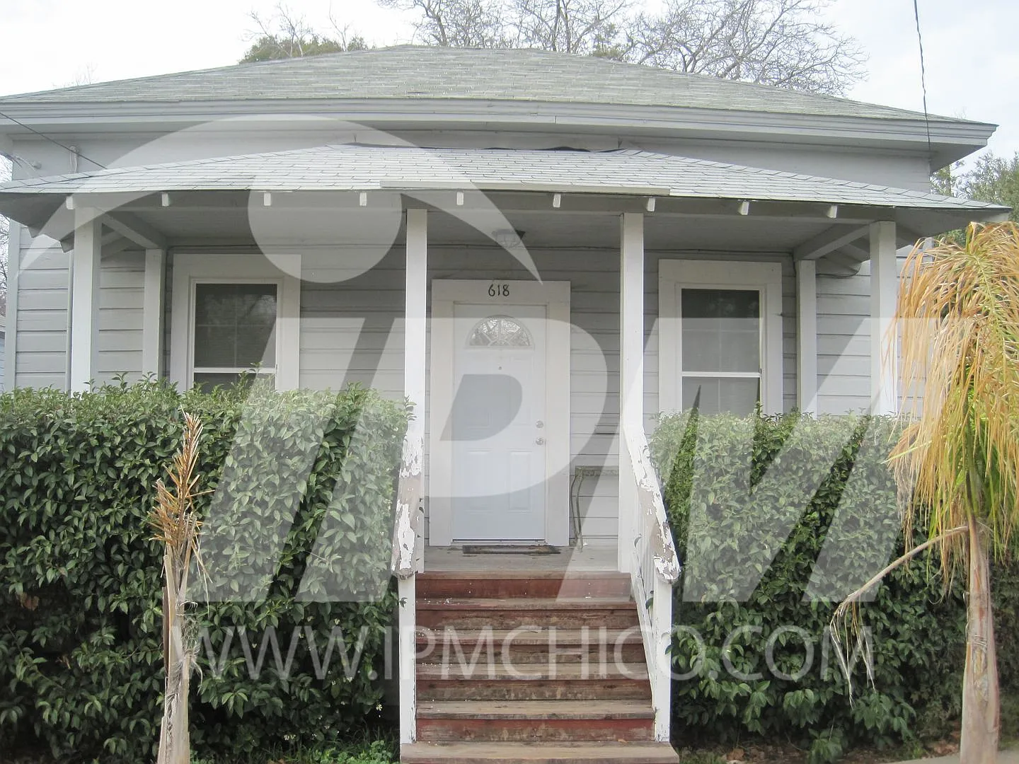 Classic 3 bedroom 2 bathroom home! Half off first month rent** — Photo 2