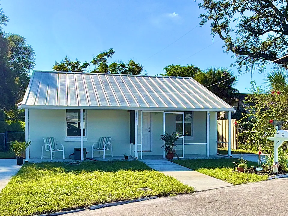 1212 Azalea Ct W
