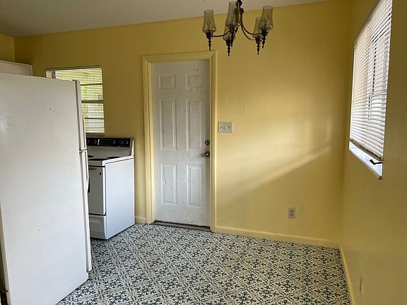 3rd image of 2025 Leon Ave