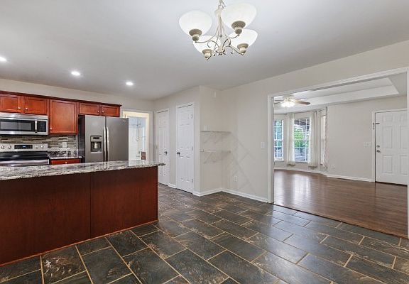 5th image of 704 Shandale Dr