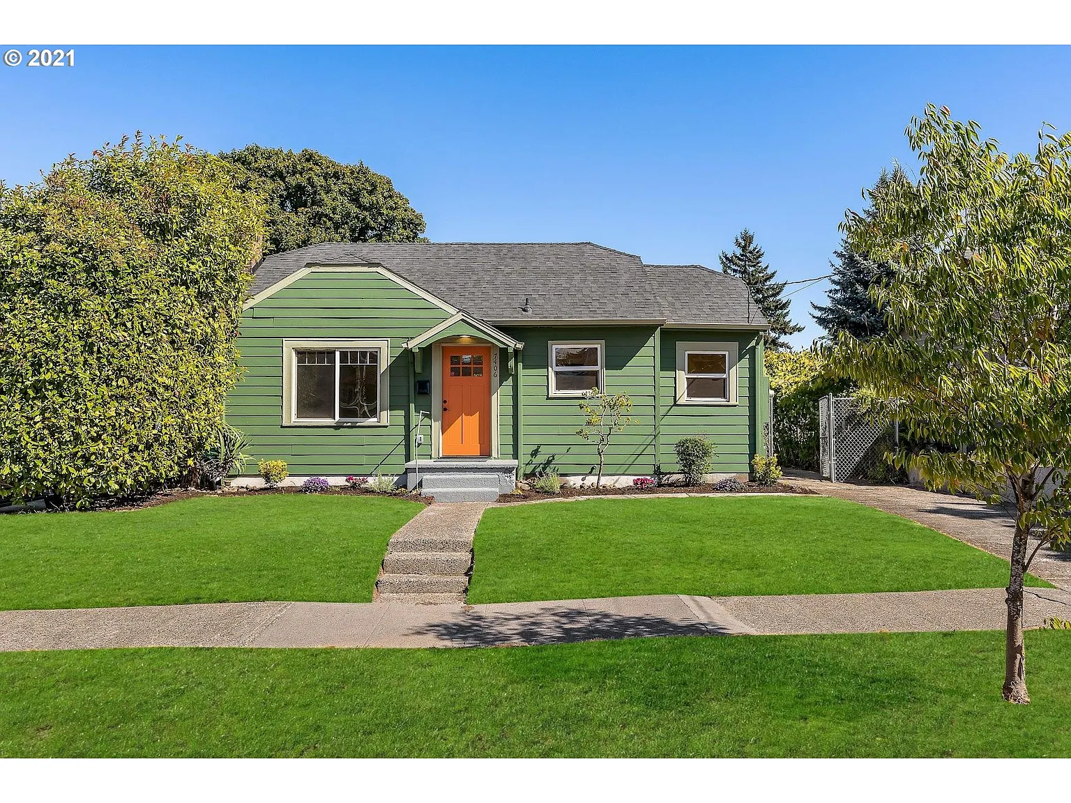 7406 N Fenwick Ave photo 1