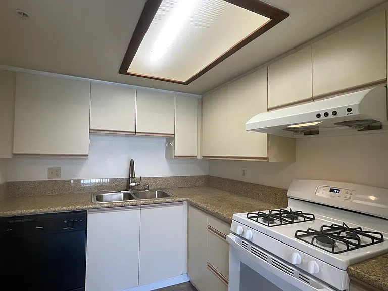 1522 S Baldwin Ave #12 — Photo 3