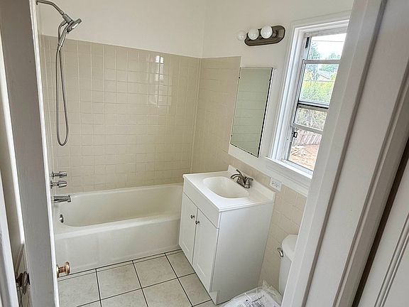 bathtub bathroom