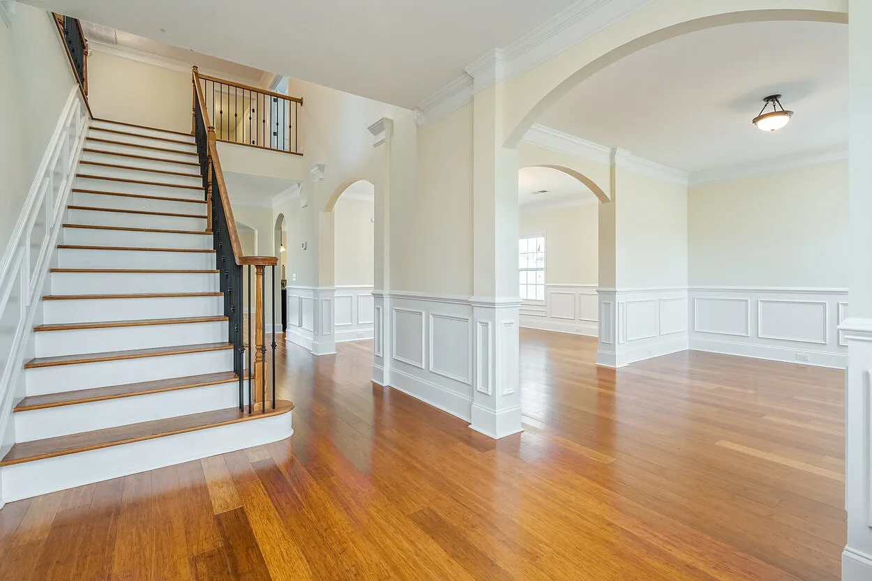 5 bed, 4.5 bath, 4300 sqft, $2,400 — Photo 4