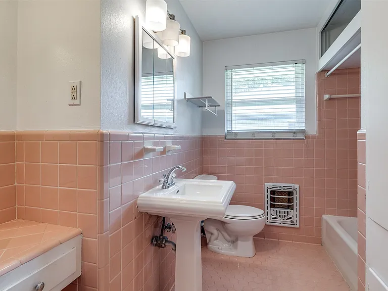 6418 E Lovers Ln — Photo 15