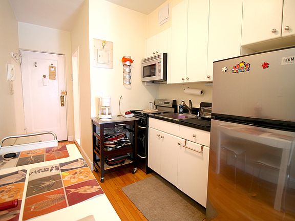 4th image of 312-320 W 23rd St #2M