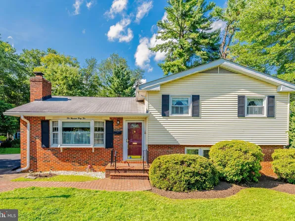 242 Hillside Cir SW, Vienna, VA 22180