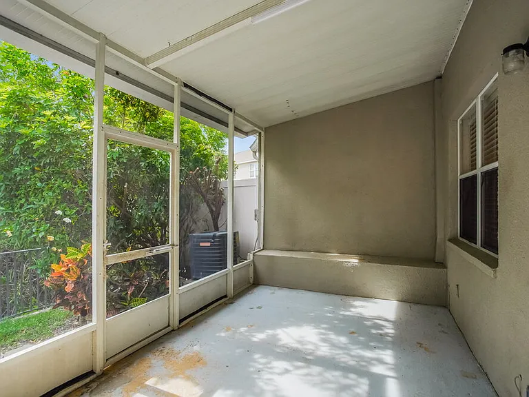 740 Vallance Way NE — Photo 8