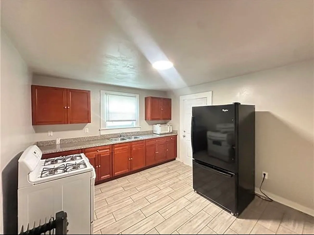 2 bed, 900 sqft, $1,350 — Photo 2