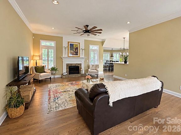 4th image of 829 Savannah Place Dr