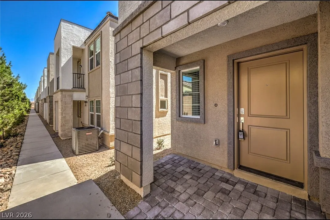 3 bed, 2.0 bath, 1374 sqft, $1,950 — Photo 2