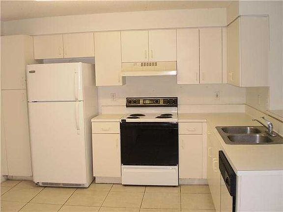 4th image of 960 Sorrento Dr