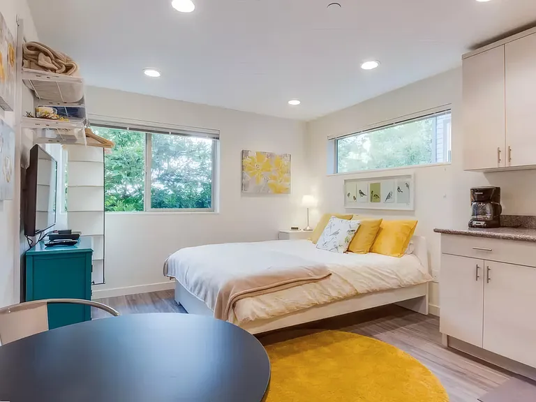 Discover Urban Serenity: Stylish Property in Capitol Hill's Pulse — Photo 12