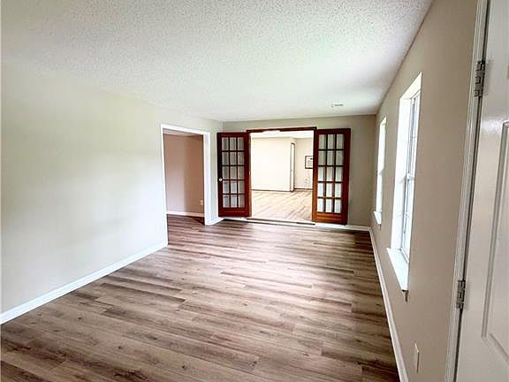 3rd image of 3479 Meadowlane Cir SW