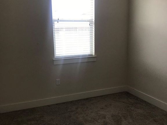 5th image of 2212 Creekside Ln APT D