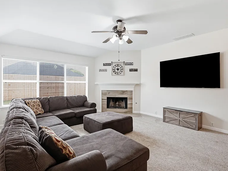 1002 Zachary Dr — Photo 2