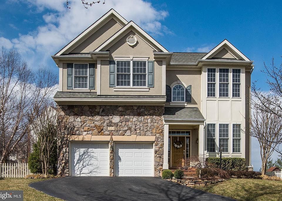 1st image of 713 Princeton Ct NE