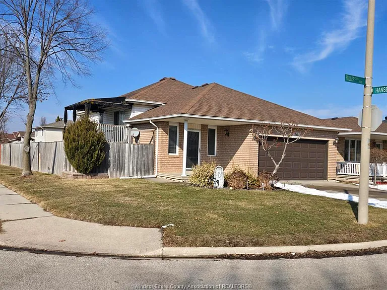 1504 Fuller Cres — Photo 2