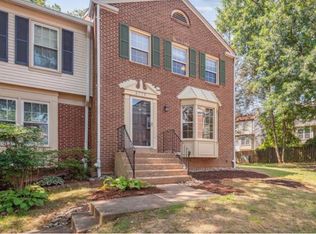 2772 Knollside Ln, Vienna, VA 22180
