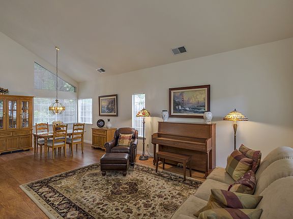 2nd image of 141 Baurer Cir