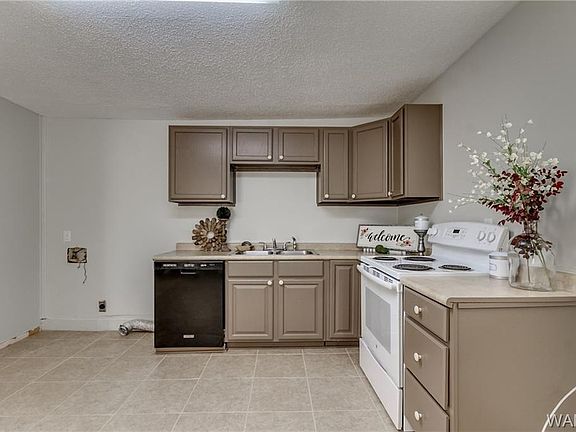 4th image of 1729 16th Ave E