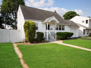 14 Balsam Ln, Hicksville, NY 11801