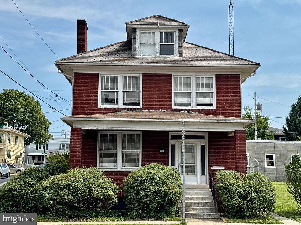 1st image of 990 E Philadelphia St