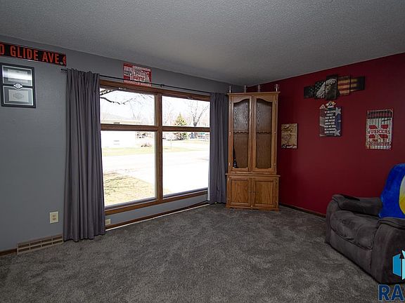 5th image of 109 E Elm St
