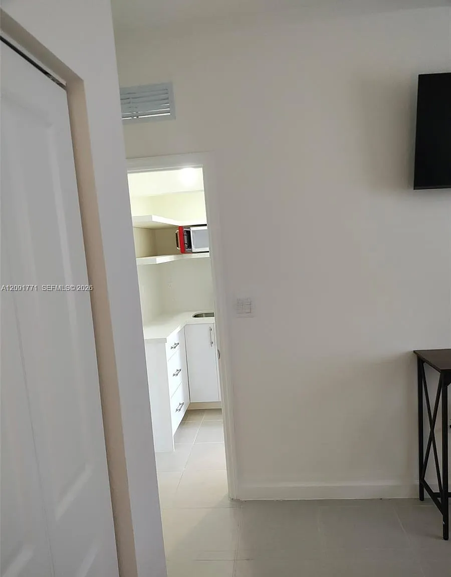 1 bed, 1.0 bath, 3456 sqft, $1,350 — Photo 2