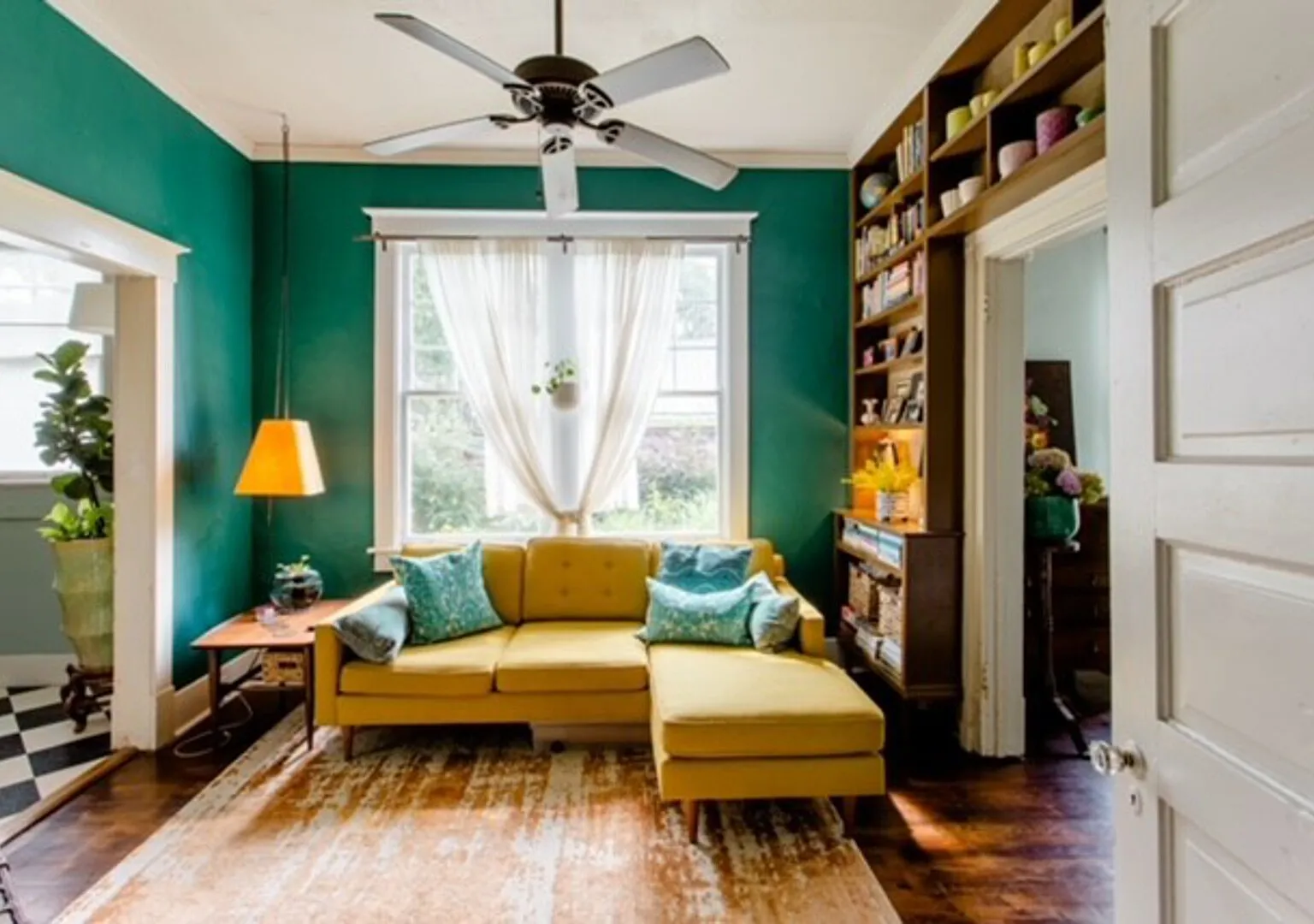 Quaint 1940's Bungalow under the Live Oaks — Photo 1