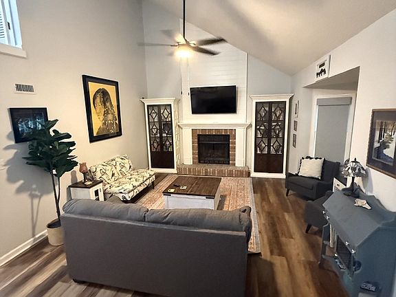 3rd image of 207 Hillsboro Cir