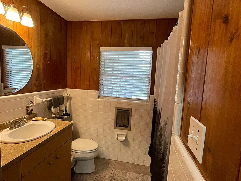 Full bathroom, shower/tub