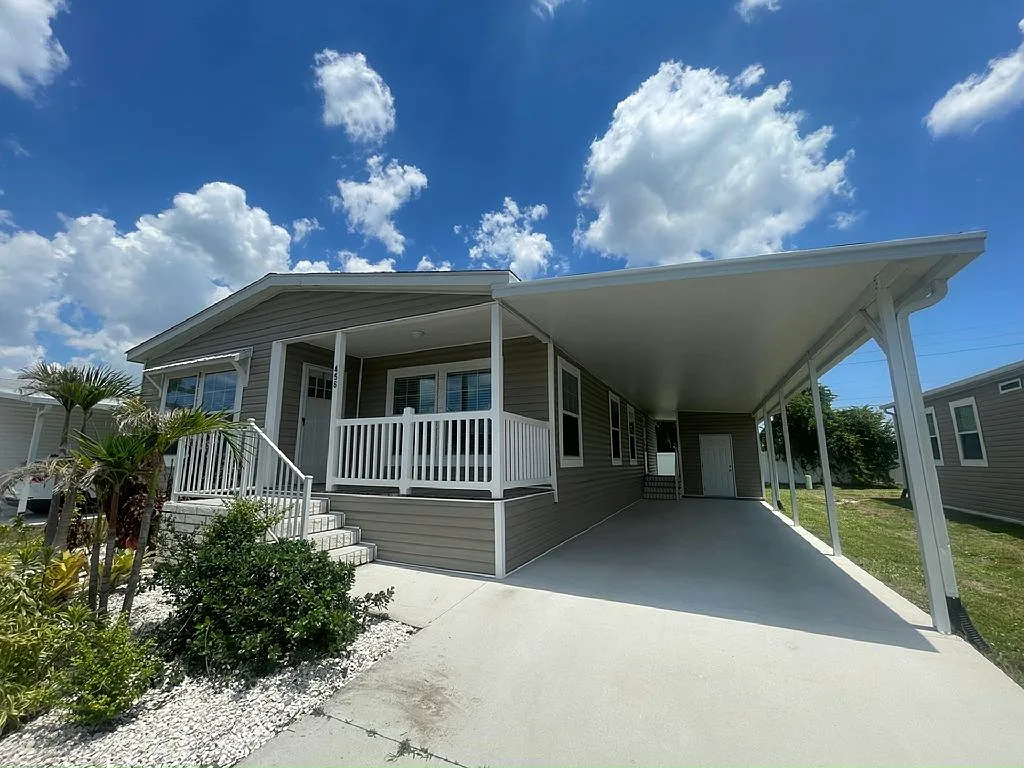 3 bed, 2.0 bath, 1372 sqft, $1,599 — Photo 1