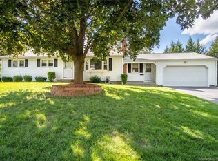 4 Quaker Ln, Enfield, CT 06082