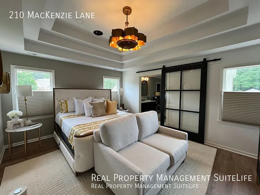Luxury 4 Bedroom/3.5 Bath Farmhouse-Mackenzie Walk Fayetteville — Photo 3