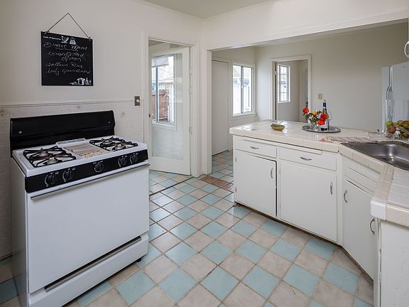 5th image of 658 Myrtle Ave