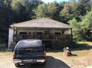 697 Ring Hollow Rd, Hernshaw, WV 25107
