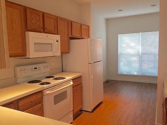 4th image of 270 Bridgewater Cir