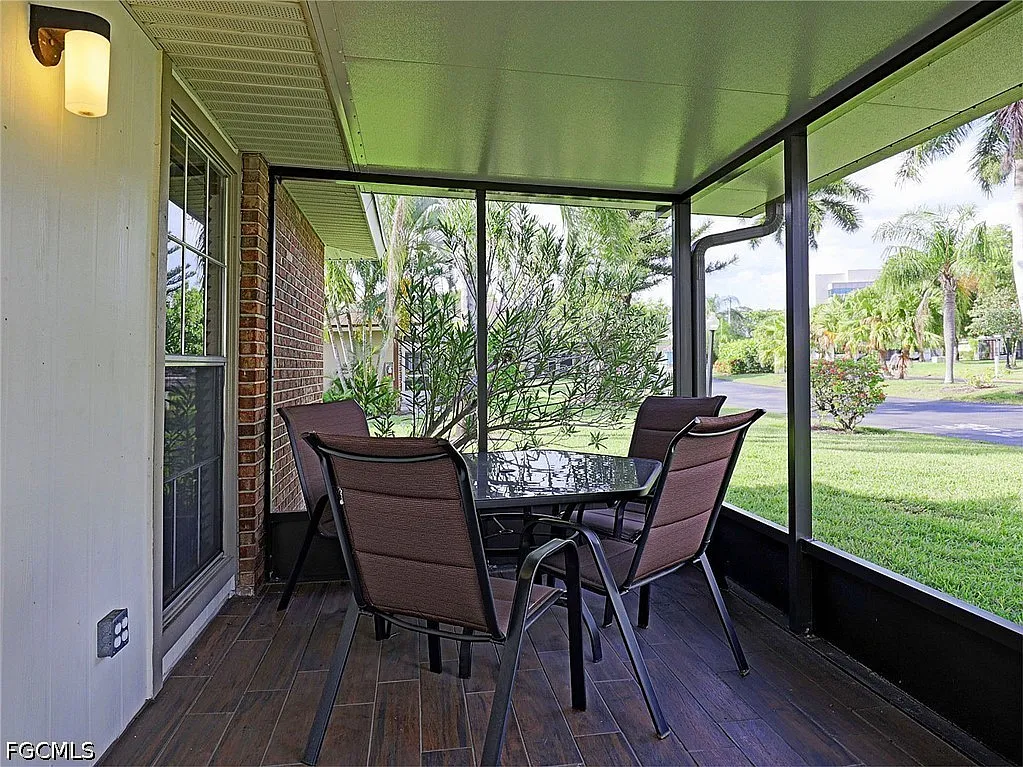 2 bed, 2.0 bath, 760 sqft, $2,799 — Photo 3