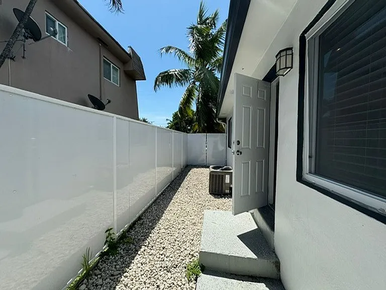 1737 Liberty St — Photo 12