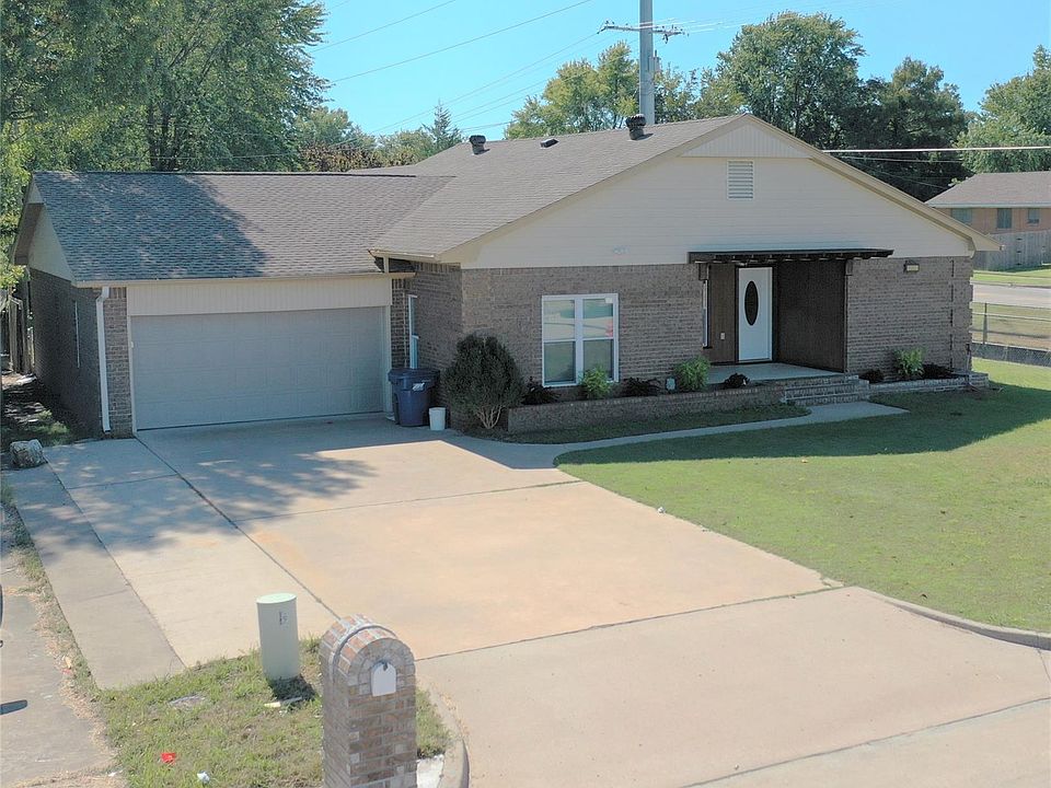 1st image of 900 McArthur Ln