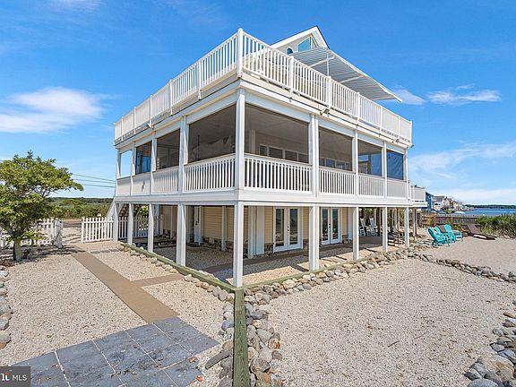 5th image of 379 Bay Shore Dr