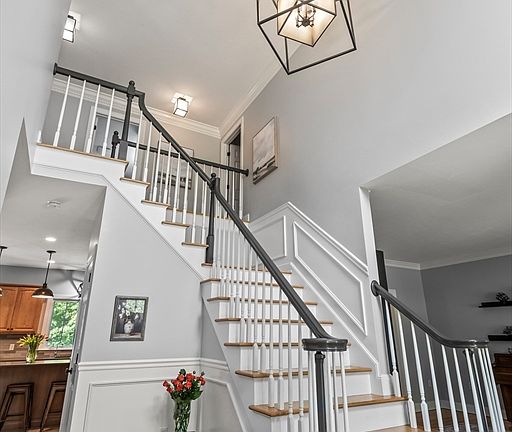 4th image of 6 Trowbridge Cir