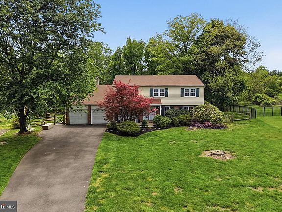 3rd image of 18 W Elizabeth Ln