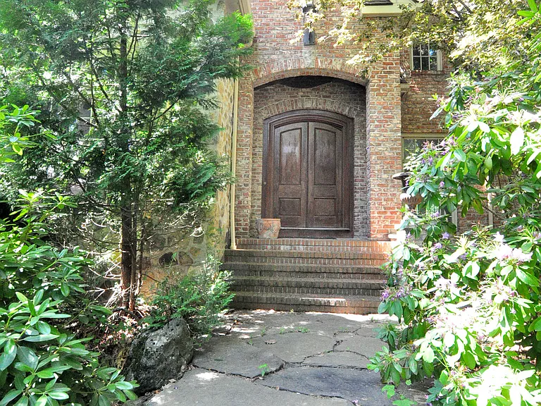 22 Thronebrook Rd — Photo 3