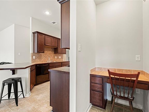 5th image of 1044 E Creek Ct