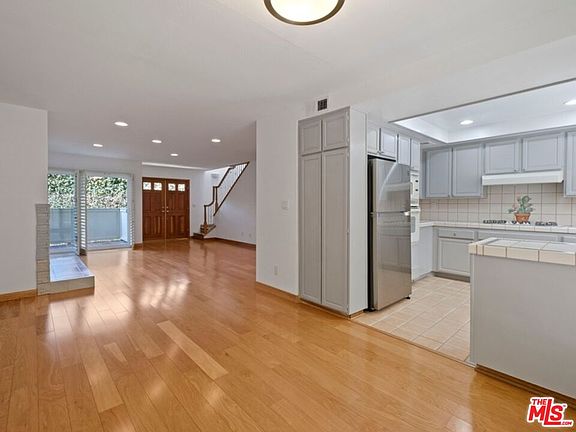 4th image of 812 16th St Unit 4