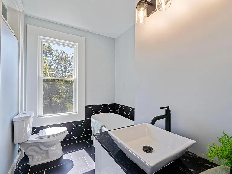 150 N Oak St — Photo 29