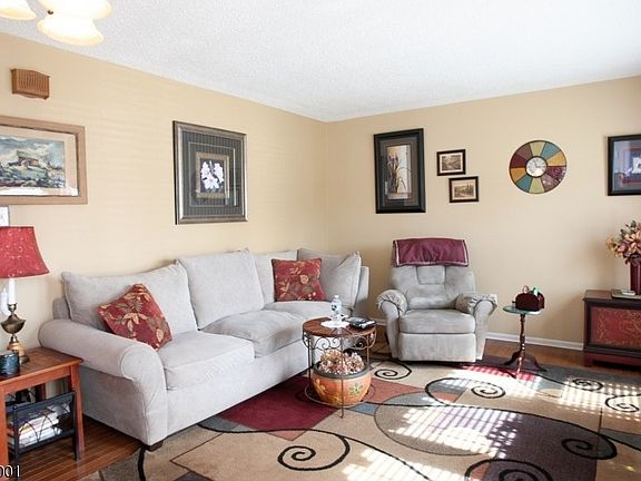 2nd image of 8 Burlington Ct #1604