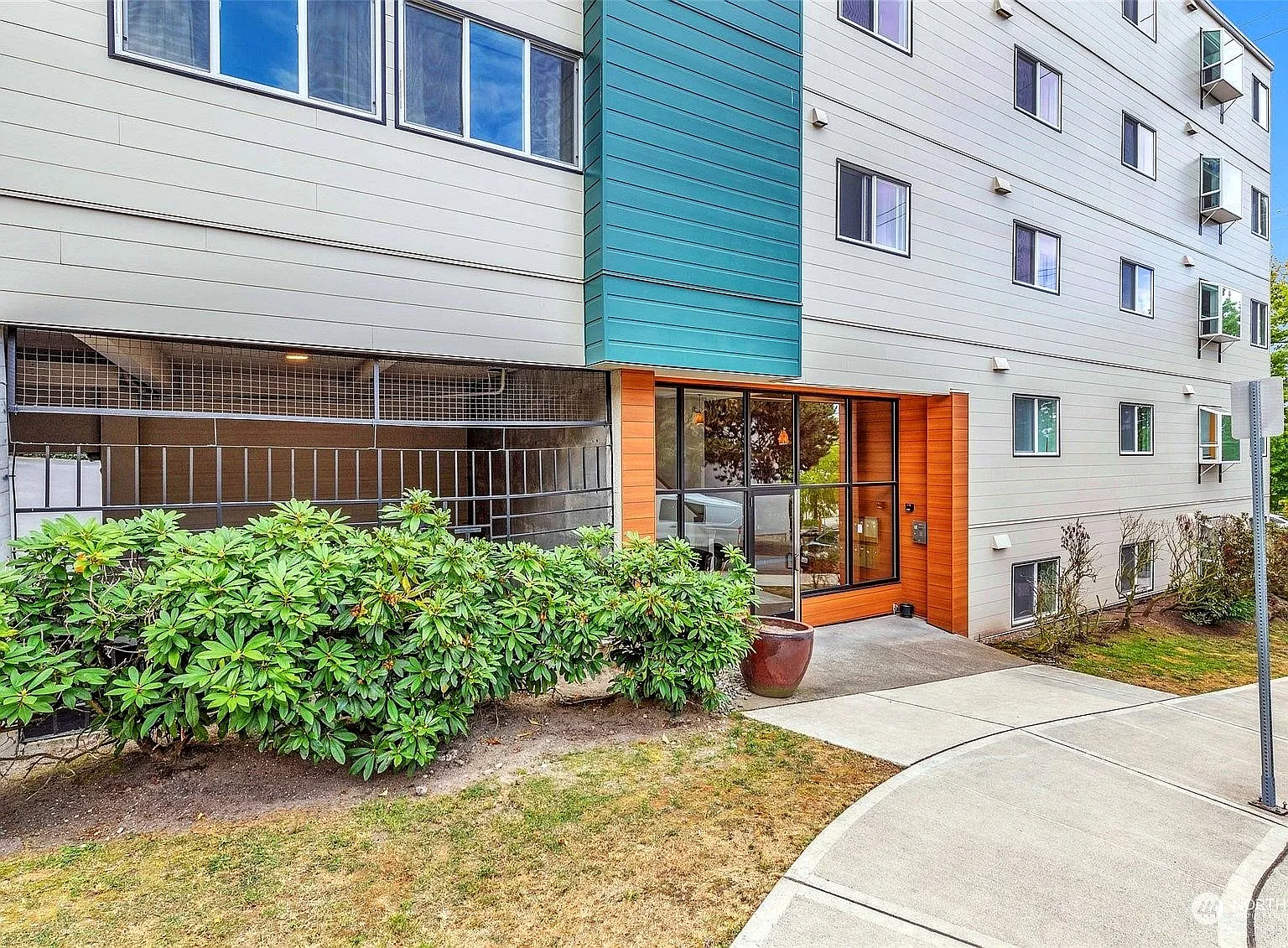 2 bed, 1115 sqft, $2,725 — Photo 2
